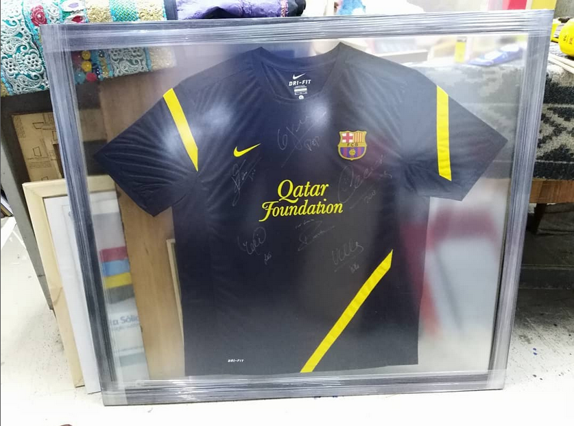 Cómo enmarcar una camiseta? Taller de enmarcación Barcelona